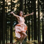 Bittersüß Beatrice mit Kleid tanzend im Wald