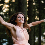 Bittersüß Beatrice mit Kleid tanzend im Wald