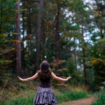 Bittersüß Beatrive laufend im Wald von Hinten