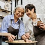 Frauen beim Töpfern